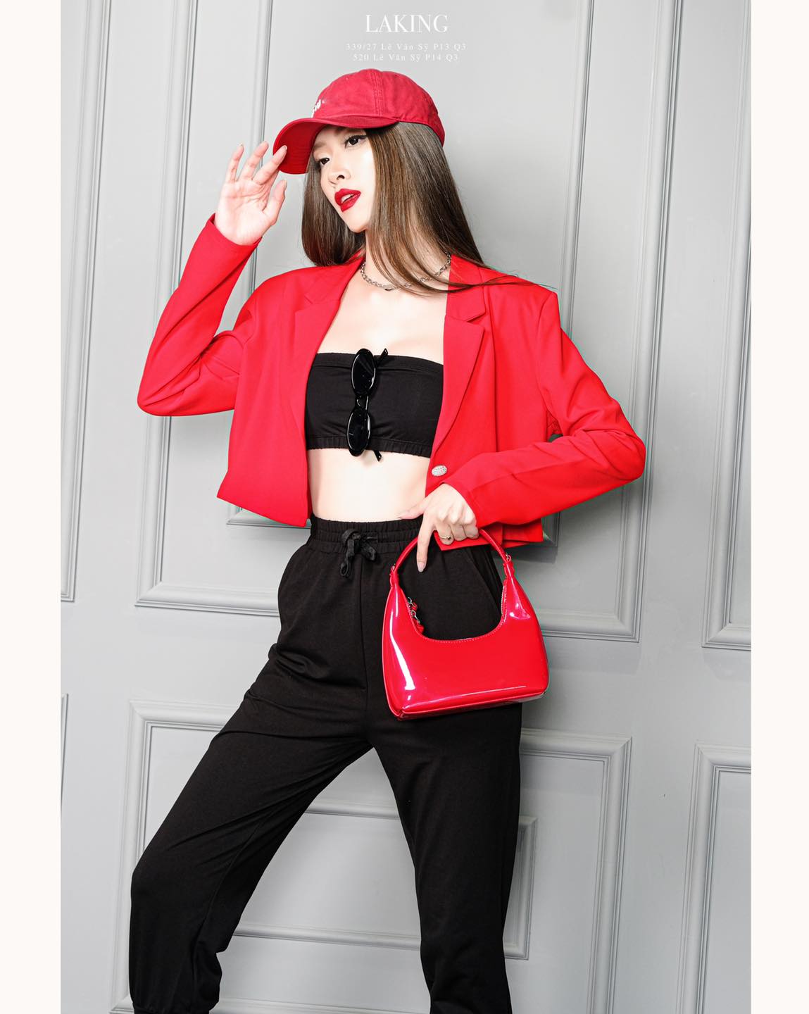 áo vest croptop màu đỏ phối quần jogger đen